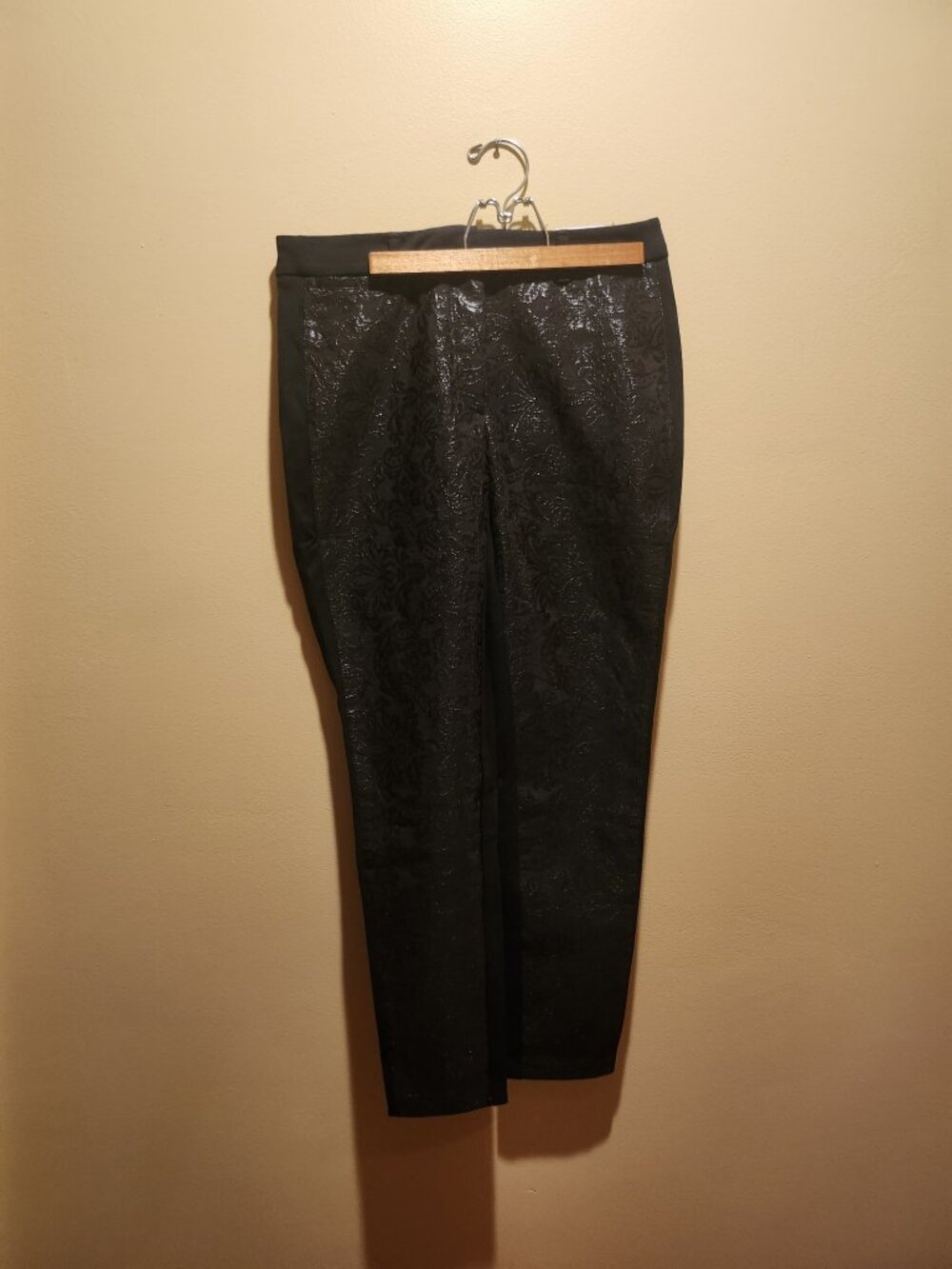 **White House Black Market Black Jacquard Ankle Pants – Size 6**